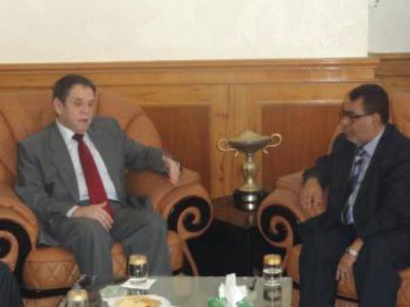 السفير البريطاني يؤكد مواصلة دعم بلاده لليمن واهتمامها بعدن