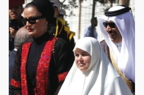 زوجة إسماعيل هنية تظهر للمرة الأولى في استقبال الشيخة موزة