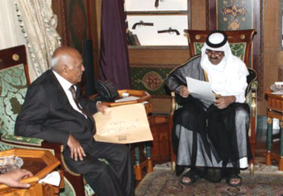 باسندوة برفقة علي محسن يسلم أمير قطر رسالة من الرئيس هادي