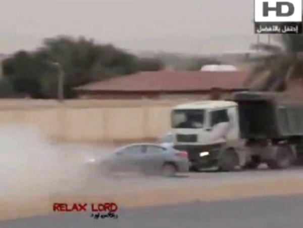 حادث «تفحيط» مروع ينهي حياة سعودي أمام شاحنة (فيديو)