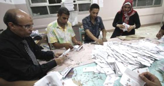 نتائج الاستفتاء على الدستور في مصر: نعم تتفوق على لا في أغلب المراكز (نتائج أولية)