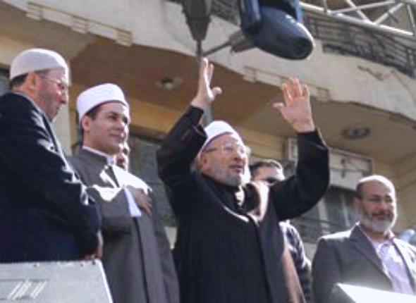 القرضاوي يهنأ بإقرار الدستور ويدعو المصريين للاصطفاف الوطني