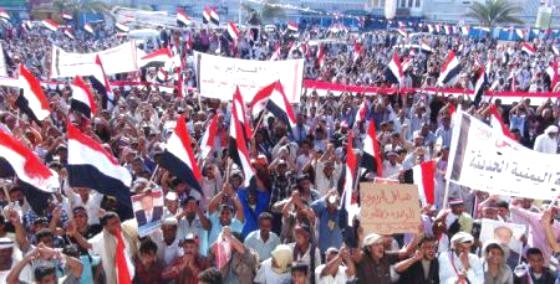 حشود كبيرة في ساحة العروض بعدن رغم التقطعات والإرهاب الإعلامي لحراك البيض