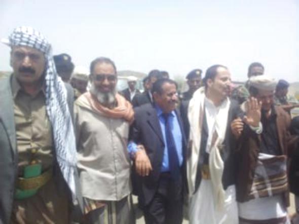 محافظ البيضاء يدشن المساعدات الغذائية والإيوائية لنازحي البيضاء