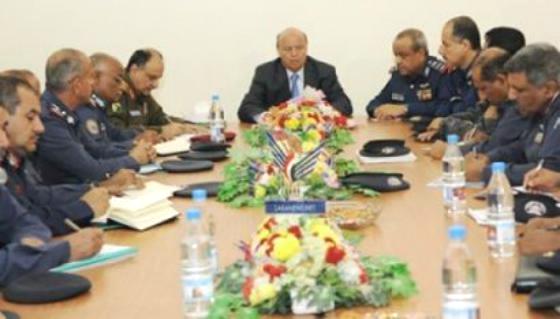 الرئيس هادي يتفقد القوات الجوية ويقول: وحدة التراب اليمني أساس مبدأي ولا شمال ولا جنوب