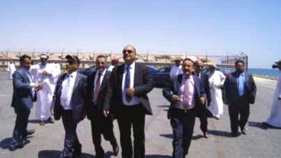 وزير النقل يطلع على مطار وميناء صلالة والمنطقة الصناعية بسلطنة عمان