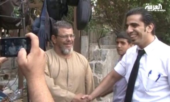 شبيه مرسي بائع أدوات كهربائية ويجذب المارة للتصوير معه