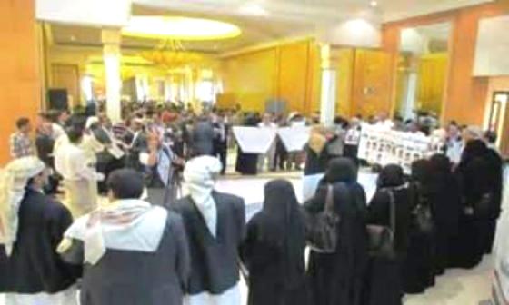 وقفة احتجاجية بمؤتمر الحوار تطالب بسيطرة الدولة على صعدة ووقف عنف الحوثيين