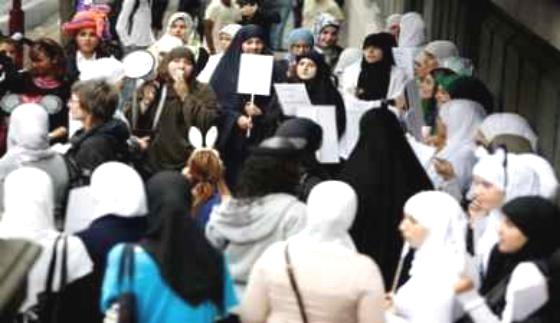 امرأة مسلمة تتعرض للاعتداء من قبل متطرفين في باريس