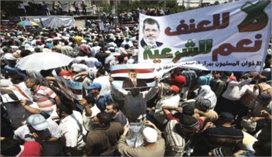 تحت شعار (لا للعنف).. مظاهرة حماية الثورة لمؤيدي الرئيس المصري محمد مرسي