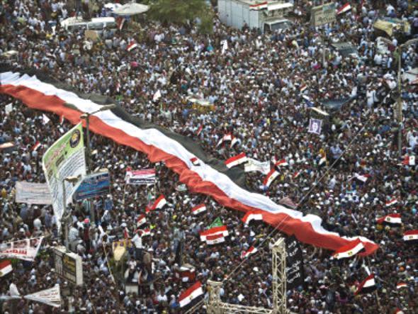 مصر: حشود مؤيدي ومعارضي مرسي في الميادين والرئاسة تدعو للحوار