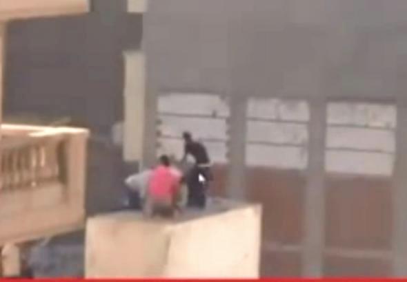 بالصور والفيديو.. الحقيقة الكاملة عن مقطع فيديو إلقاء طفل من أحد السطوح في الاسكندرية