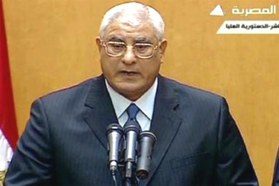 الرئيس المؤقت في مصر يصدر الإعلان الدستورى الجديد متضمنا 33 مادة