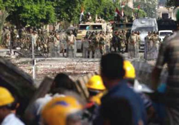 الانقسام السياسي في مصر يفرق بين المرء وأخيه