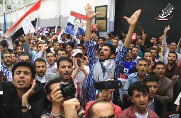 الآلاف يحتجون أمام سفارة مصر بصنعاء رفضاً للانقلاب وقتل المتظاهرين