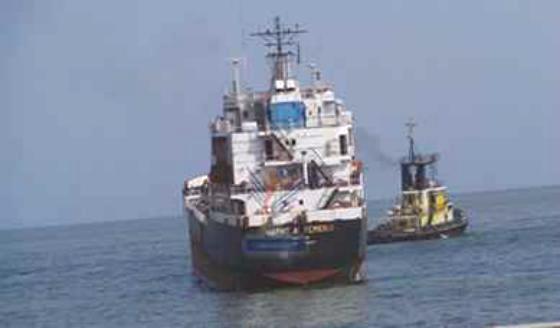 اصلاح عطل فني في سفينة نفط اليمن ينقذها من الجنوح بميناء المكلا