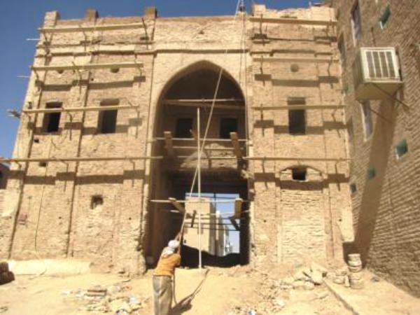 بدء العمل الفعلي في ترميم البوابة الغربية التاريخية لمدينة سيئون