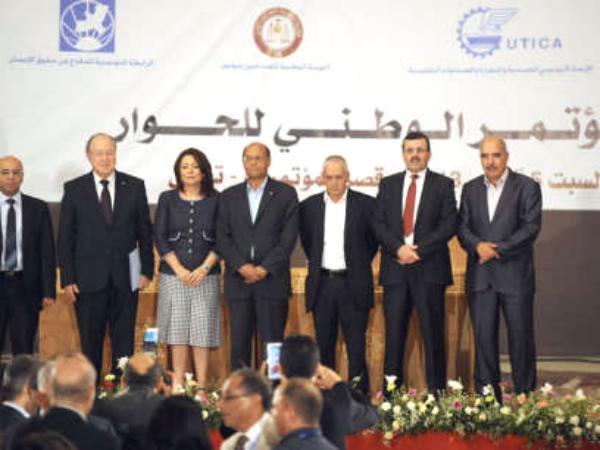 التوقيع على وثيقة تمهد ل(حوار وطني) في تونس