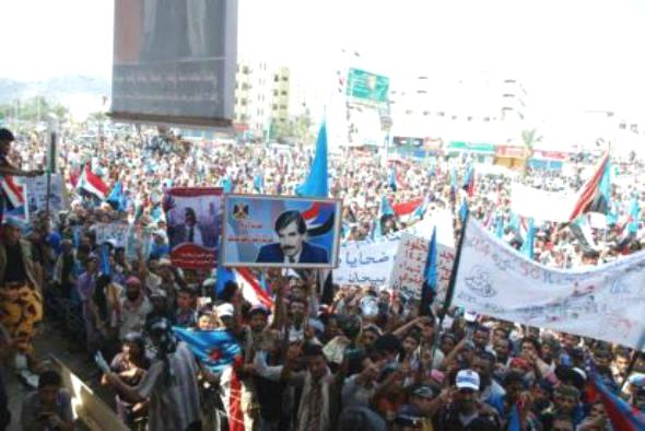 الحراك يحيي مهرجاناً حاشداً في عدن واشتباكات بالمنصة والبيض يقول إن الحوار يلفظ أنفاسه الأخيرة
