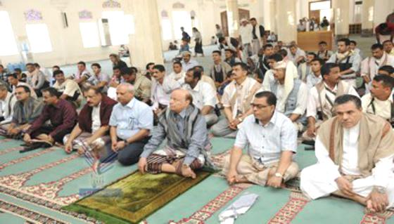 الرئيس هادي يؤدي صلاة الجمعة بجامع التوحيد في عدن