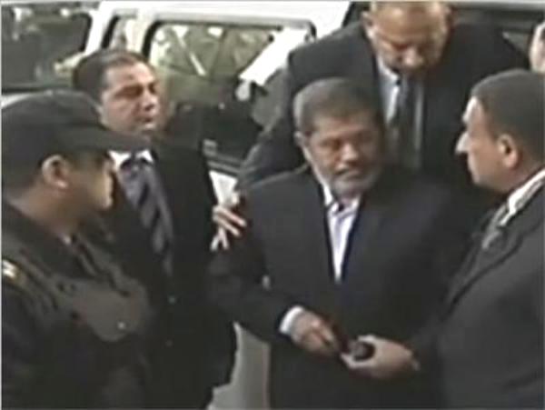 مصر: مرسي يتحدى القضاة ومحاكمته تتأجل إلى يناير