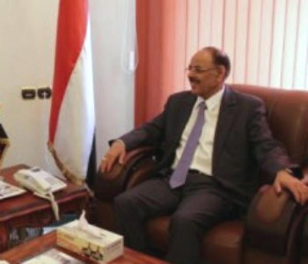 مستشار رئيس الجمهورية لشؤون الدفاع والأمن يلتقي رئيس بعثة الصليب الاحمر  ومنظمة ريبريف