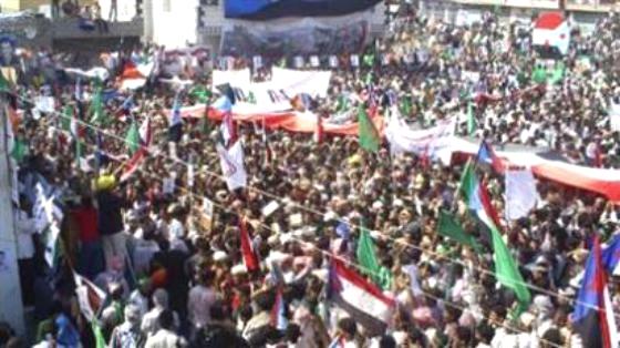 الآلاف من أنصار الحراك يحيون ذكرى الجلاء في عدن وفعالية تشيد ب(خدمات فكتوريا)