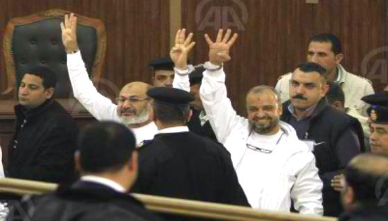 محكمة مصرية تنحى عن النظر في قضية اتهام البلتاجي وصفوت حجازي