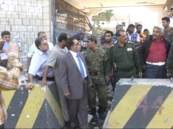 اللجنة الأمنية في عدن تكشف ملابسات الحادث الذي استهدف ادارة امن والمحافظ يتفقد