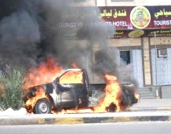اللجنة الأمنية: انفجار سيارة مفخخة للقاعدة في رداع وإصابة عناصر منها