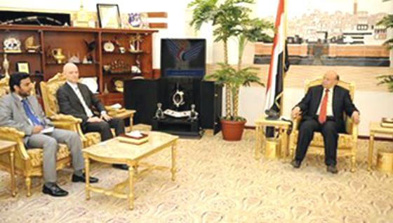 الرئيس هادي يستقبل مسؤولاً كندياً ويدعو شركات بلاده للعودة للاستثمار في اليمن