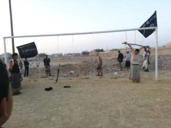 تنظيم القاعدة يقتل ويصلب شخصاً متهماً بوضع شريحة لطائرة بدون طيار