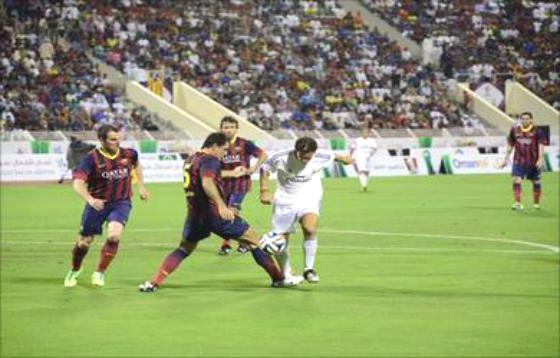 بالفيديو: فوز قدامى برشلونة على نظرائهم في ريال مدريد