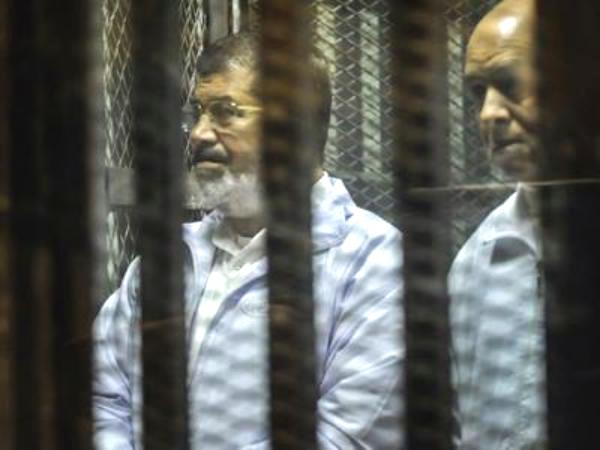 مرسي يرى "الانقلاب زائلاً" وأعصاب قاضيه"في الثلاجة"
