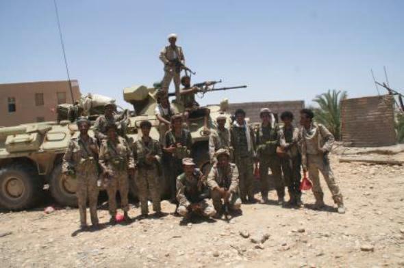 الجيش يدخل إلى مركز مديرية المحفد والقاعدة تفجر المجمع
