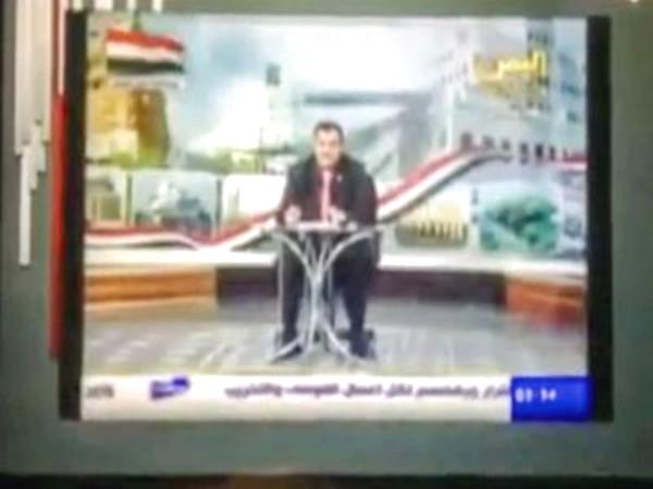 "صاحب البدلة" يُحرج مذيعاً يمنيّاً على الهواء(فيديو)