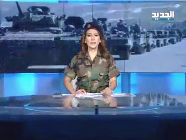 مذيعة أخبار لبنانية بالبدلة العسكرية