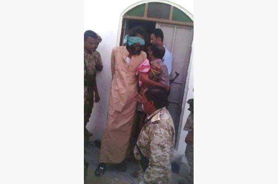 مصدر قبلي في حضرموت يكذّب الرواية الرسمية لوفاة المتهم صبري بن طالب (صورة بعد القبض عليه)