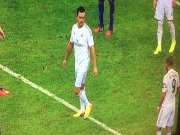 بالفيديو.. مشجع يخدع لاعبي ريال مدريد ويلعب معهم بقميص كريستيانو رونالدو