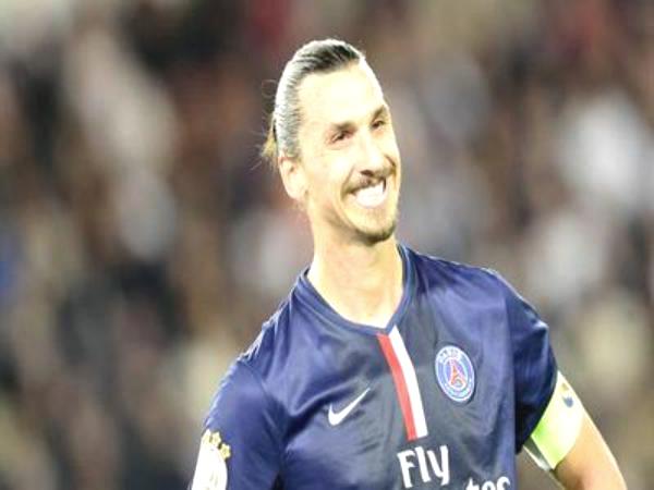 بالفيديو.. ابراهيموفيتش ينقض على اللاعب بعد ان لمسه