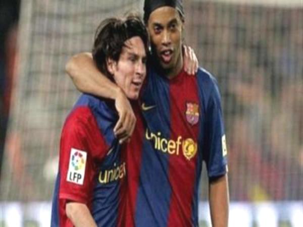 بعد مسيرة 10 سنوات في برشلونة.. شاهد اول هدف سجله ميسي بصناعة البرازيلي رونالدينيو(فيديو)