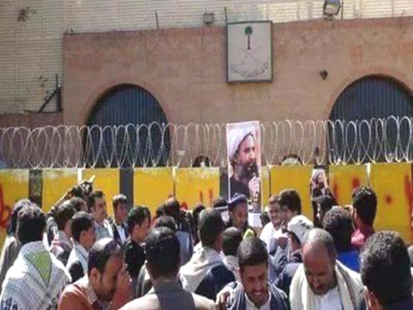 فيديو لمظاهرة الحوثيين أمام السفارة السعودية