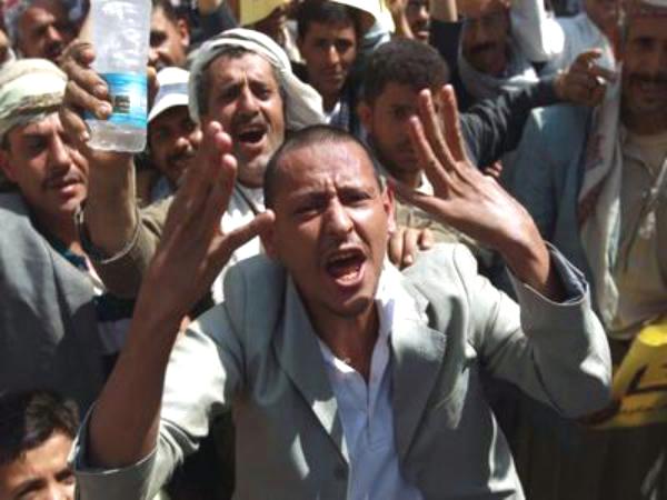 سيطرة الحوثيين والأزمات المعيشية تهدّد الحكومة اليمنية الجديدة