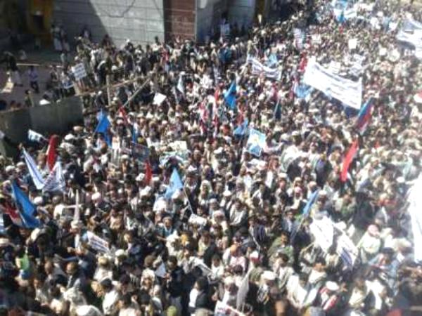 تظاهرة حاشدة بصنعاء واللجنة الُمنظمة: نرفض التهديد أو التلويح بأي عقوبات ضد أي يمني (بيان)
