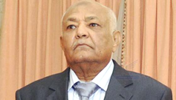مسلحون قبليون يحاصرون منزل باسندوة في صنعاء ويهددون بإقتحامه