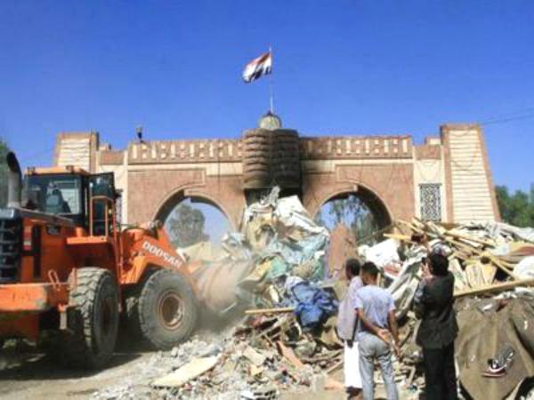 ساحة التغيير في صنعاء: رفع المخلفات وإبقاء الرمزية