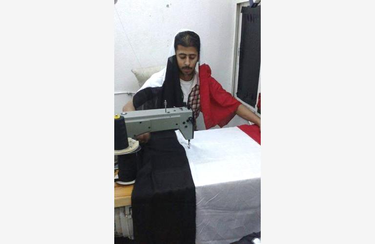 تعرّف على صانع الأعلام اليمنية الشاب الذي ألهب مدرجات خليجي 22