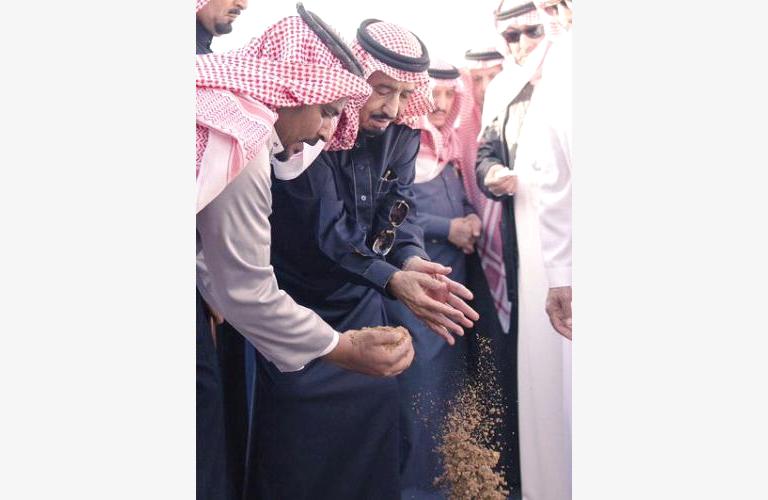 صورة مؤثرة للملك سلمان وهو ينثر التراب على قبر الملك عبدالله