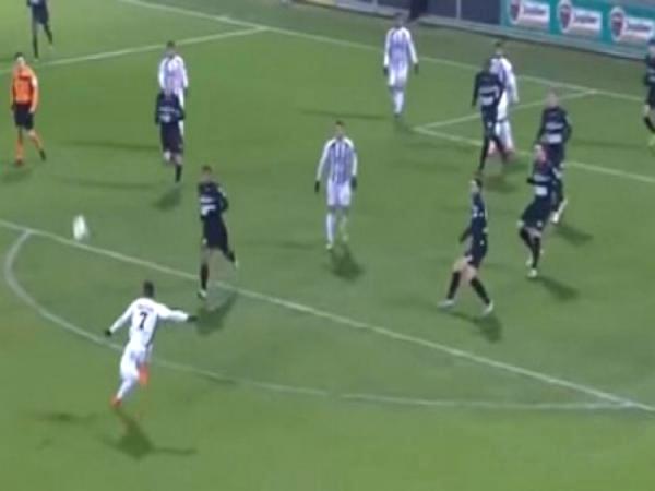 بالفيديو.. لاعب يسجل هدف خرافي بكرة "على الطائر"
