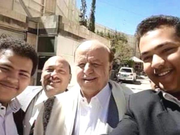 "سيلفي" الرئيس المستقيل
